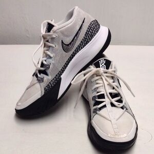 Nike Kyrie Basketball Shoes in Black and White Size 8